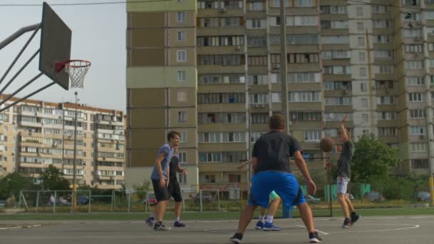 ストリート ボール プレーヤー バスケット ボールの試合中に撮影 — ストック動画