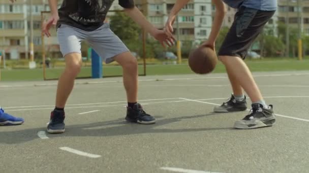 Joven en cancha de baloncesto goteando con pelota — Vídeos de Stock