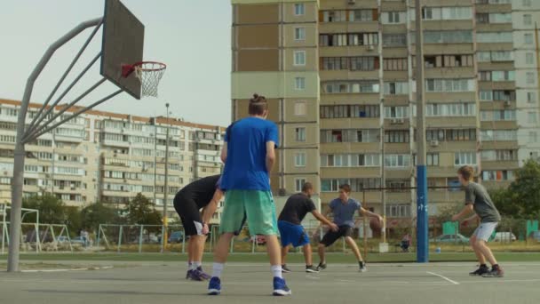 Streetball ομάδα βαθμολόγησης σημεία μετά από πυροβολισμό layup — Αρχείο Βίντεο