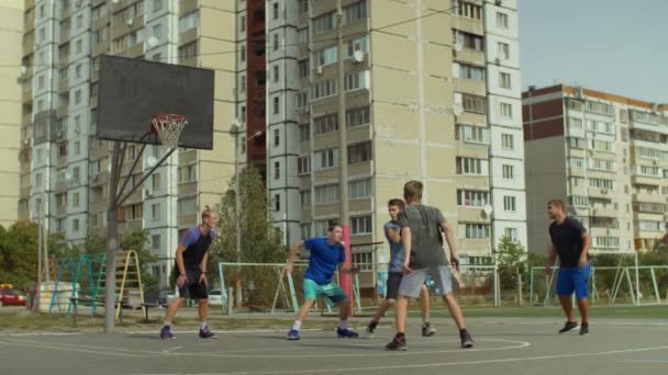 Defensor cometendo uma falta durante o jogo de streetball — Vídeo de Stock