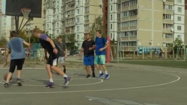 Streetball takım sahada gol puanlama