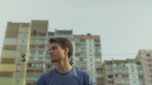 Portrait extérieur d'un joueur de streetball prenant des photos — Video