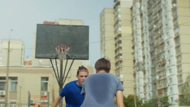 Nastoletnich streetball graczy gry jeden na jeden gry — Wideo stockowe