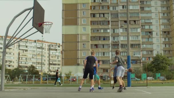 Giocatore di Streetball che scatta una sosta sul campo da basket — Video Stock