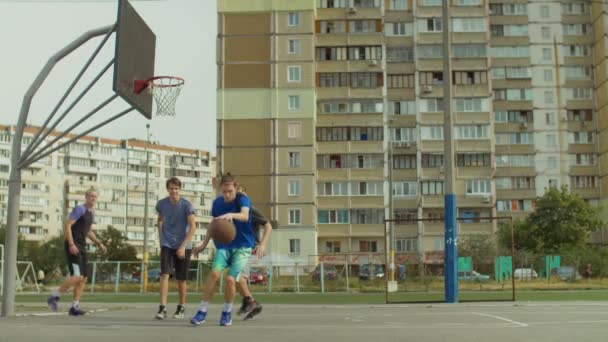 Sağlıklı Osteopenik Streetball Oyuna Açık Basketbol Sahasına Cityscape Arka Plan — Stok video