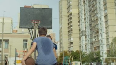 Streetball oyuncular eylem basketbol sahası içinde