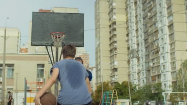 Streetballspieler in Aktion auf dem Basketballplatz — Stockvideo