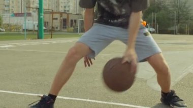 Erkek streetball oyuncu sahada top zıplatma