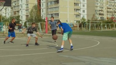 Çekme ve rulo streetball takım sahada oynamak