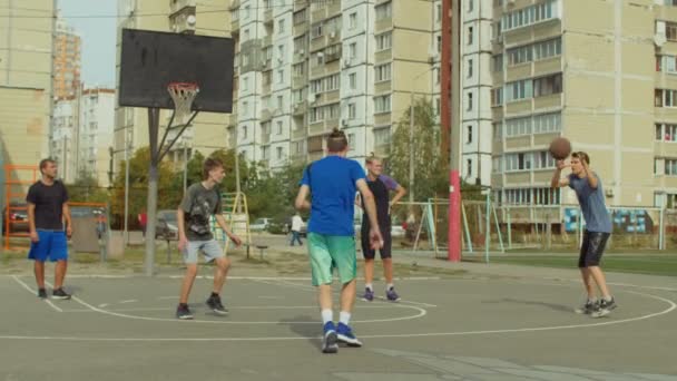 Basketbal speler maken helpen tijdens spel — Stockvideo