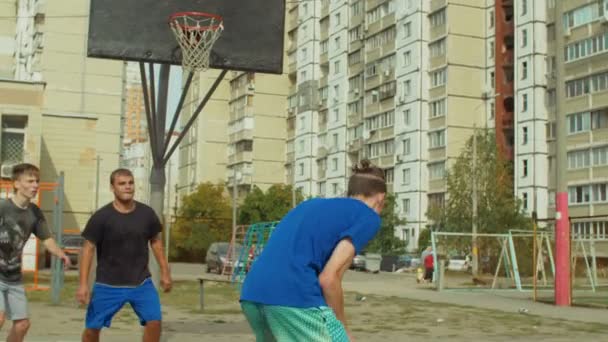 Streetball spelare scoring poäng av nära utbud skott — Stockvideo