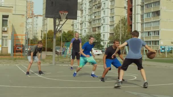 Streetball team making pick and roll play on court — Stock Video