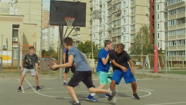 Streetball framåt inställning en skärm på försvarare — Stockvideo