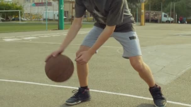 Streetball-Verteidiger sorgt für Fluktuation des Offensivspielers — Stockvideo