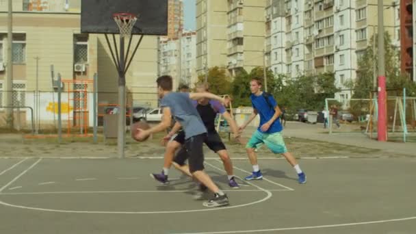Streetball players in action on basketball court — Stock Video