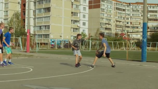 Streetball spelare dribblar bollen på domstolen — Stockvideo