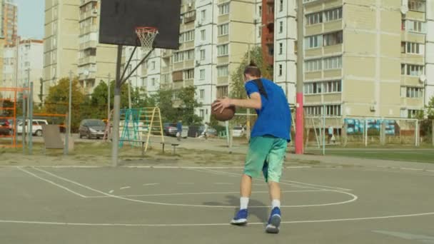 Streetball hráč trénovat dovednosti manipulace — Stock video