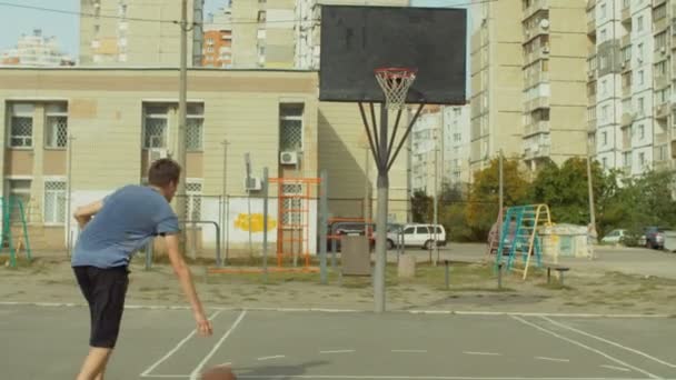 Homem praticando layup tiro na quadra de basquete — Vídeo de Stock