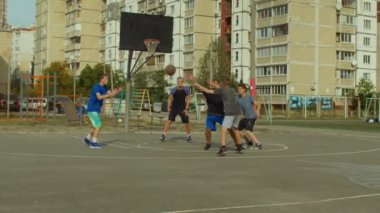 Etkin gençler açık havada streetball oyunu