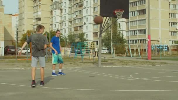 Jovem Equipe Streetball Praticando Habilidades Manuseio Bola Passando Enquanto Treina — Vídeo de Stock