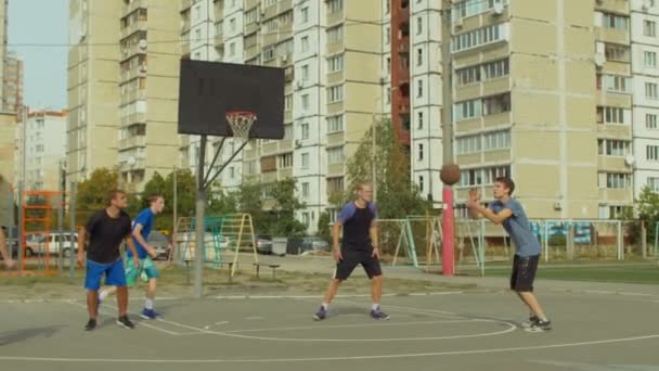 Equipo ofensivo de streetball anotando gol de campo en la cancha — Vídeos de Stock