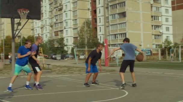 Basketballer scoren velddoelpunt met jump shot — Stockvideo