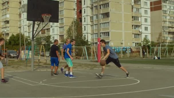 Basketballer schieten voor velddoelpunt op Hof — Stockvideo