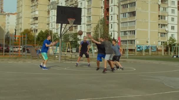 Adolescentes activos jugando streetball juego al aire libre — Vídeo de stock