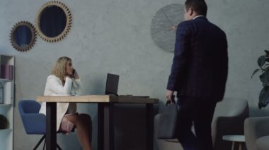 Tembel resepsiyonist telefonu görmezden müşteri ile meşgul