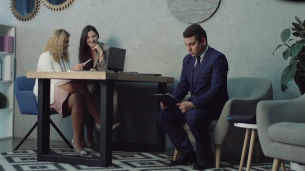 有吸引力的女商界同仁在工作场所闲聊着新英俊的同事 欢快的俏皮的办公室妇女讨论和窃窃私语他们的男性有吸引力的同事 — 图库视频影像
