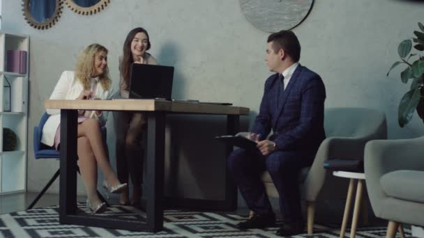 Twee flirten office vrouwen fluisteren over collega — Stockvideo