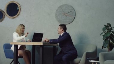 Flört çalışanlar rebuking Öfkeli kadın patron