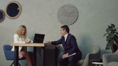 Süre servis için yönetici ile randevu güzel baştan çıkarıcı Sekreter ofiste Resepsiyon üzerinde flört yakışıklı iş adamı. Office için kızgın patronundan azarlama alma iş arkadaşları flört