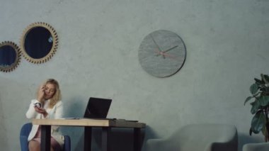 İşyerinde Yöneticisi tarafından azarladı tembel ofis çalışanı