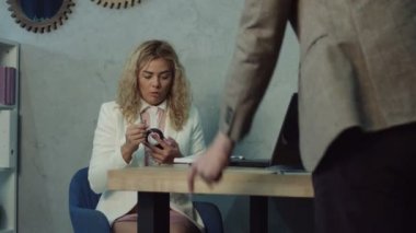 Azarı utanç verici çalışan iş ofiste patron