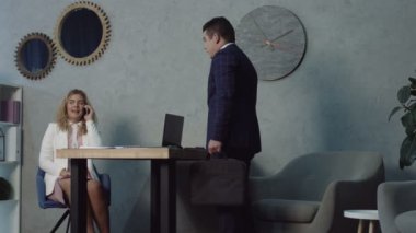 Ofiste sohbet Sekreter phubbing iş arkadaşı