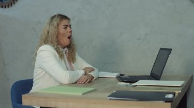 Kafa belgeler ile iş saatleri içinde kapsayan kestiriyor ofis masası, Uykulu yorgun kadın işçiye. İş kaçınarak işyerinde uyku ve ofis masası eğilerek tembel verimsiz çalışan.