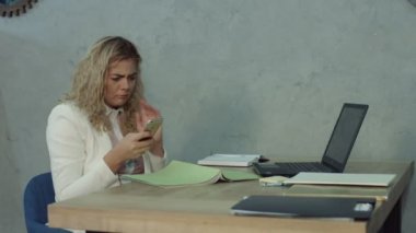 Telefon görüşmesi ve cevap tarafından uyanmış kadın güzel ofis