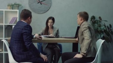 Ofiste anlaşmasının imzalanması iş ortakları