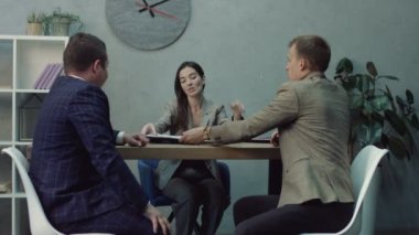 Gülümseyen çekici avukat işkadını resmi kıyafeti çalışma ve noter ofis belgeleri imzalar. Noter Office resmi sözleşme imzaladıktan sonra neşeli iş ortakları memnun.