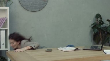 Çok çalışan yorgun işkadını ofis masası ayağa ile onun işyerinde bir nap çekerken telefon tarafından uyanmış. Telefonun çaldığını Office tarafından uyanma yorgun kadın girişimci.