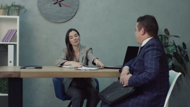 Aday dikkate alınarak gülümseyen kadın işveren cv — Stok video