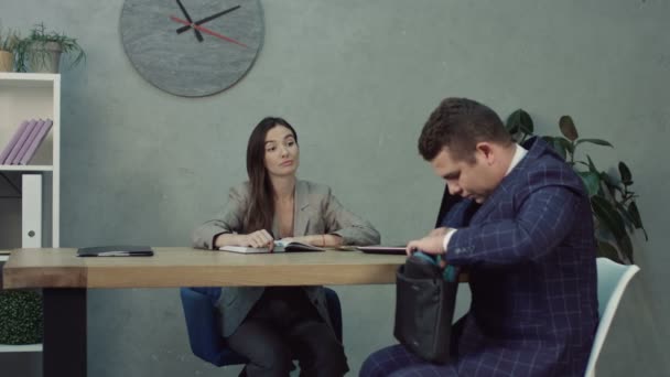 Candidato lavoro nervoso al colloquio di lavoro in ufficio hr — Video Stock