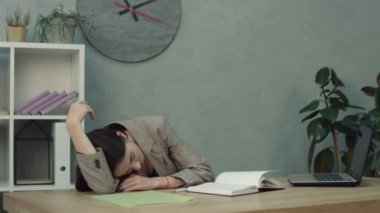 Ofiste çalışan tarafından uyanmış meşgul yorgun icra