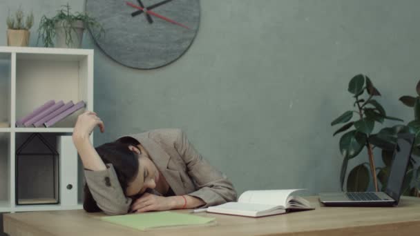 Übermüdete Führungskraft von Büroangestelltem geweckt — Stockvideo