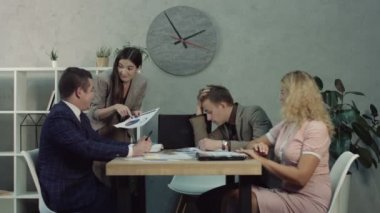 Yorgun işadamı toplantıda uykuya dalmak