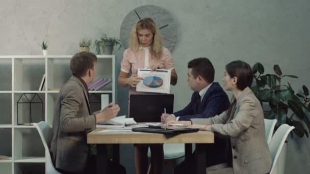 Kadın yönetici çalışma görevleri çalışanlara vererek — Stok video