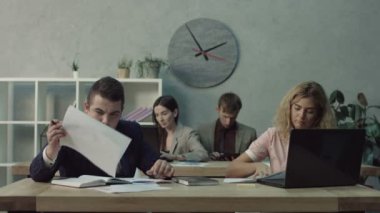 Beyaz yakalı işçiler ofiste rutin iş yapıyor