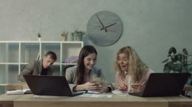 Tembel işçiler ile çalışma saatleri içinde cellpones
