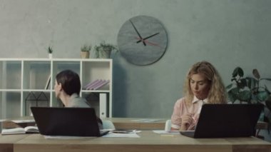 Kadın çalmak ahlaksız kadın ofis meslektaşım iş ve geçen kapalı patronla modern çalışırken kendi ofis olarak tamamlandı. Hazır habersiz iş arkadaşınız rapordan çalmak çalışan hile.